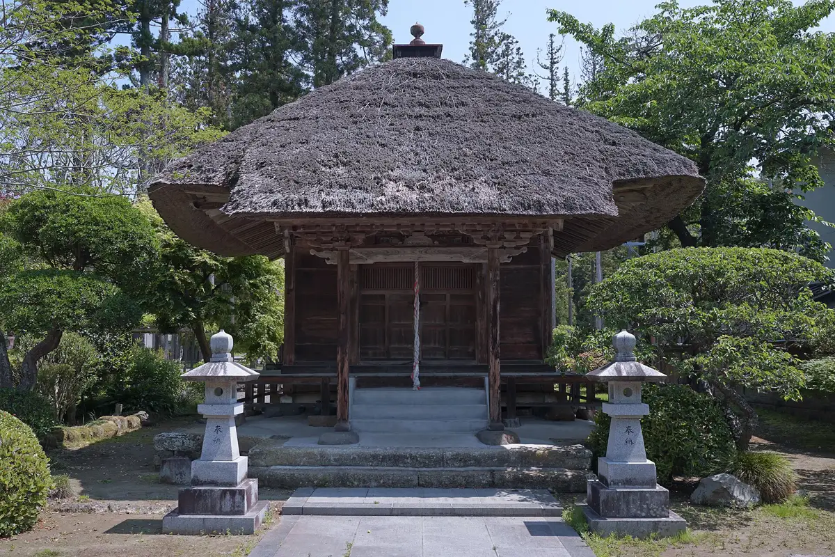 The thatched Sanseido hall in the Entsuin grounds, the first stop of the Matsushima day tour from Sendai